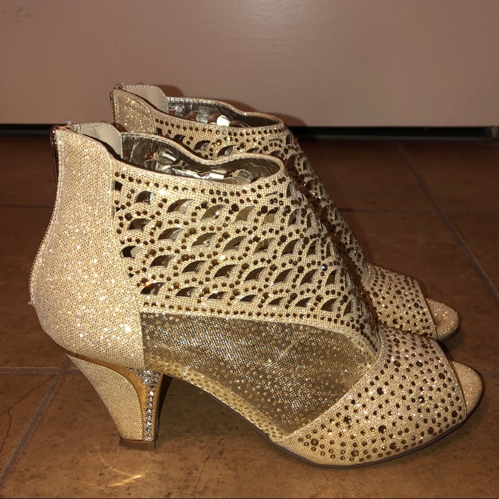 3/$20✨ Gold Dazzled Heels